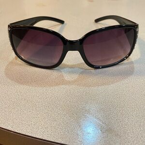 Elegant Black Sunglasses